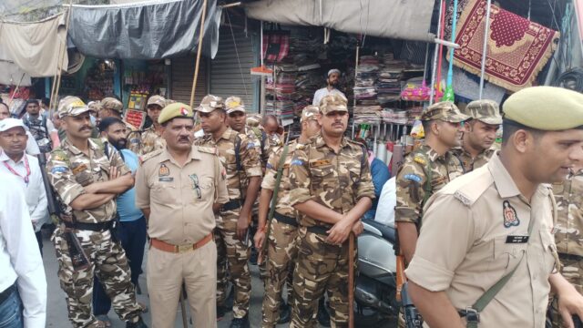 जुमे की नमाज को लेकर पुलिस और प्रशासन रहा अलर्ट  एसएसपी अभिनंदन सिंह के नेतृत्व में सहारनपुर पुलिस का पैदल मार्च