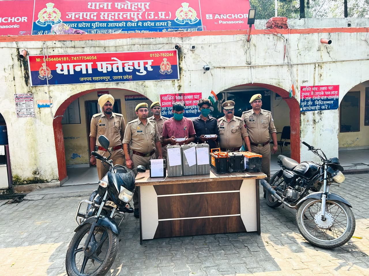 बाइक, बैटरी व मोबाइल सहित दो शातिर चोर गिरफ्तार