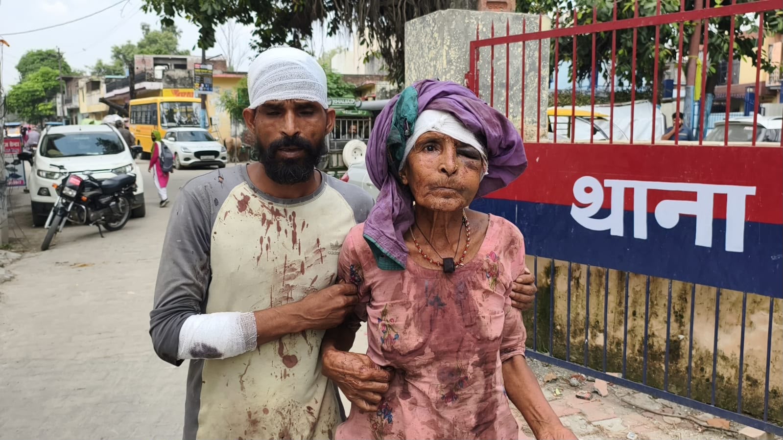 जमीन के विवाद में मां और भाई पर धारदार हथियार से हमला