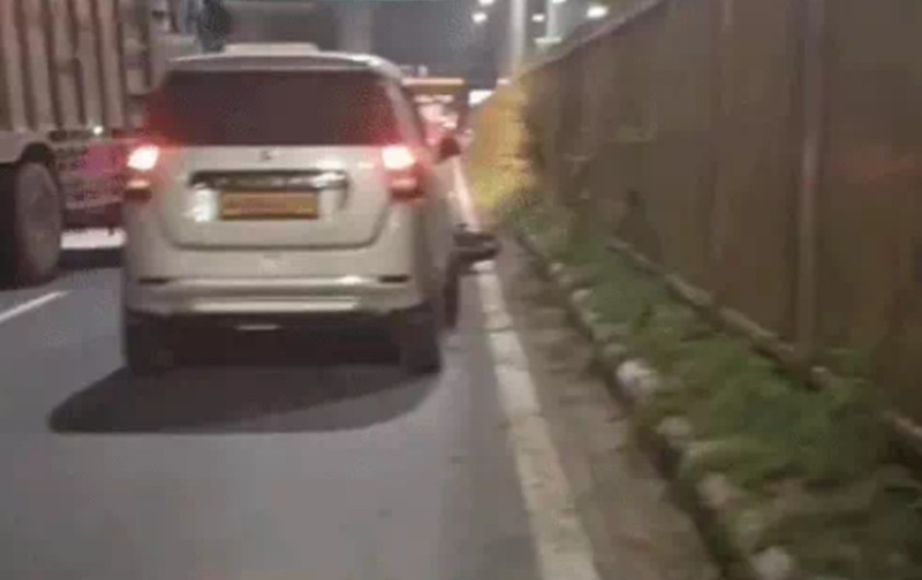 बेकाबू बाइक ग्रिल से टकराई, दो युवकों की मौत
