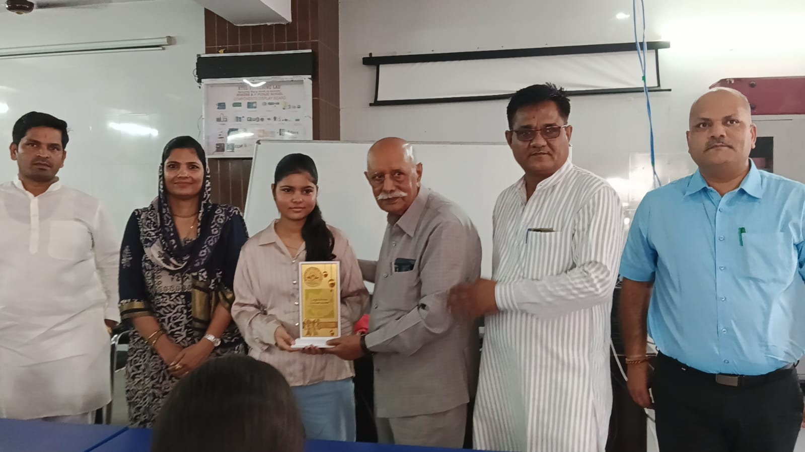 पिता को खोने के बाद मां ने हौसला दिया, बेटी ने नीट में रचा सफलता का इतिहास