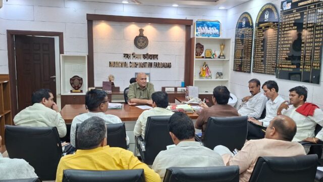 पार्षदों के साथ बैठक में निगमायुक्त ने वार्डों के विकास कार्यों की समीक्षा की