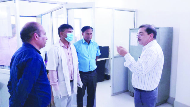 सीएचसी खतौली के औचक निरीक्षण में महिला चिकित्सक समेत तीन कर्मचारी मिले अनुपस्थित