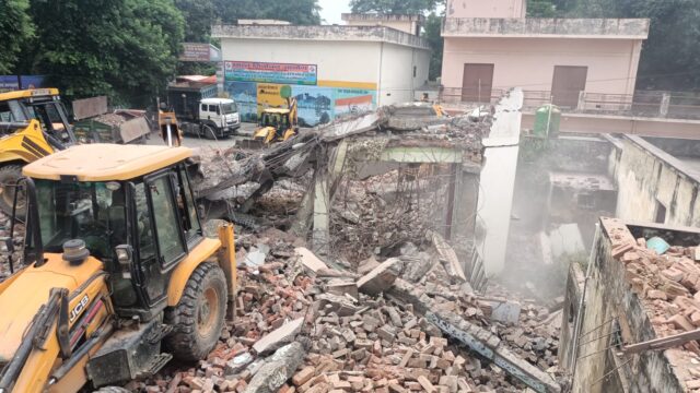 कलेक्ट्रेट परिसर में मस्जिद पर चला बुलडोजर, सियासत गरमाई,सपा नेता और कई पार्षद हाऊस अरेस्ट, सांसद इकरा हसन को रोका गया