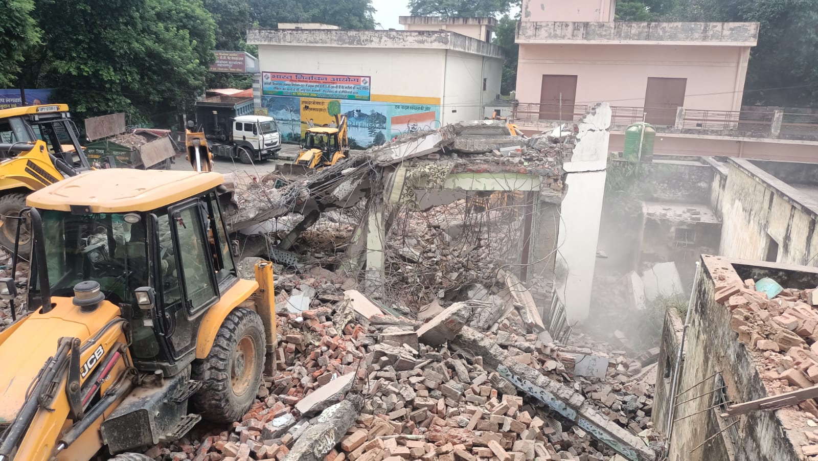 कलेक्ट्रेट परिसर में मस्जिद पर चला बुलडोजर, सियासत गरमाई,सपा नेता और कई पार्षद हाऊस अरेस्ट, सांसद इकरा हसन को रोका गया