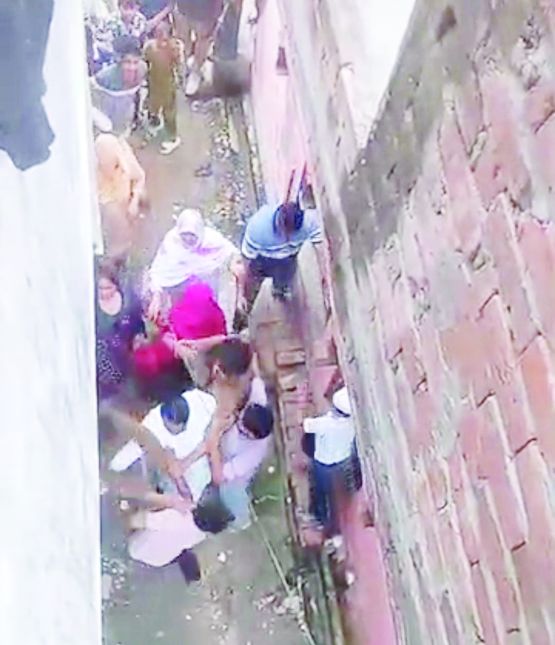 कांधला में मामूली कहासुनी पर दो पक्ष भिड़े, दो महिलाएं घायल