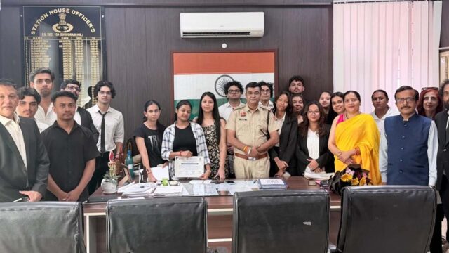 लॉ के विद्यार्थियों ने पुलिस स्टेशन का शैक्षणिक भ्रमण कर देखी कार्यप्रणाली