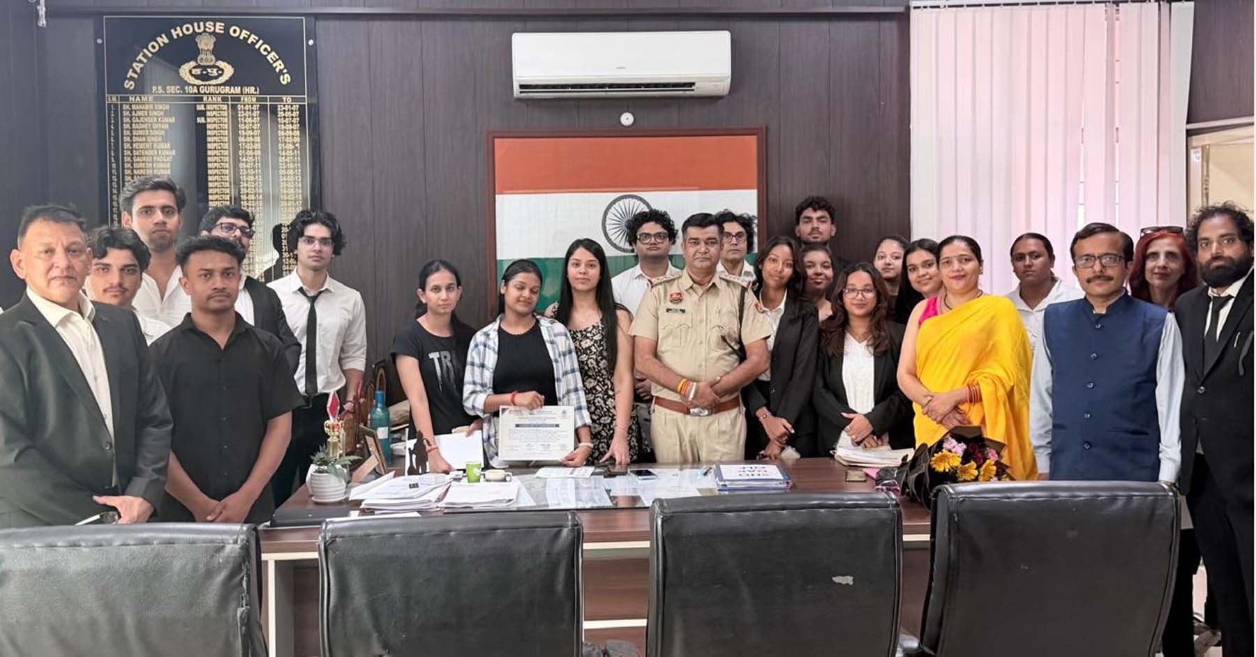 लॉ के विद्यार्थियों ने पुलिस स्टेशन का शैक्षणिक भ्रमण कर देखी कार्यप्रणाली