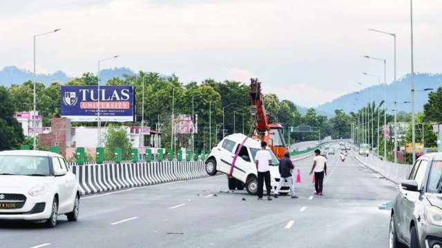 ट्रक की टक्कर से स्विफ्ट डिजायर के उड़े परखच्चे