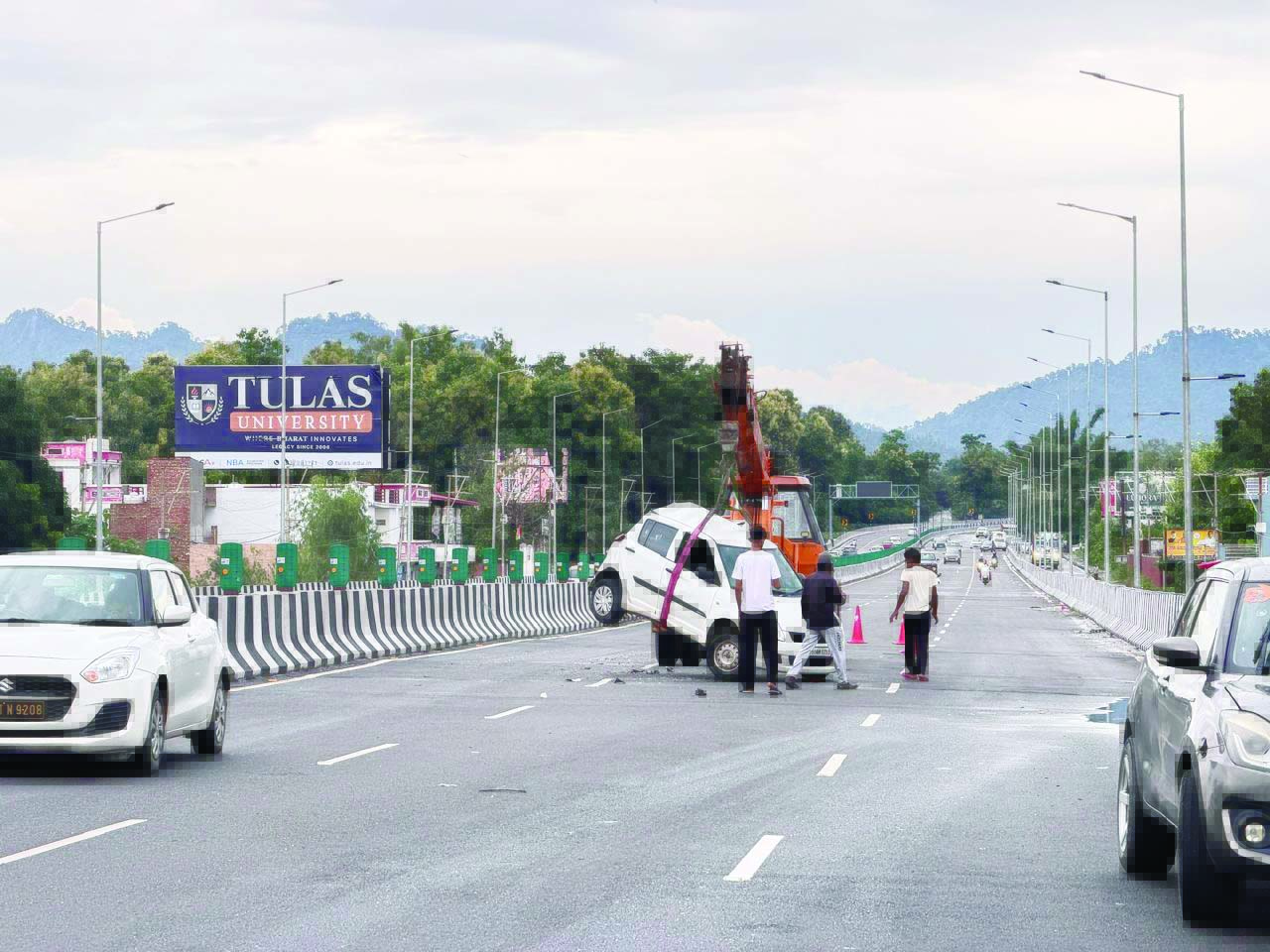 ट्रक की टक्कर से स्विफ्ट डिजायर के उड़े परखच्चे