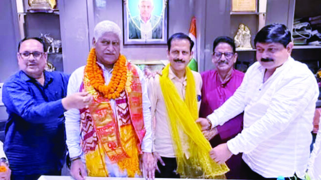 राज्यमंत्री मंत्री का पार्षद कार्यालय पर जोरदार स्वागत, पार्षद संजय सैनी को गुघाल मेले का संयोजक बनने पर दी बधाई