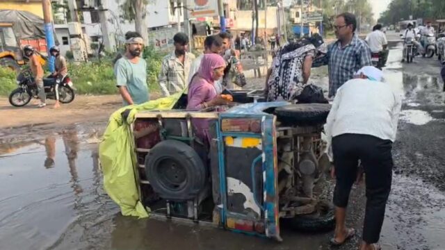 सड़क में गड्ढे या गड्ढों में सड़क, राहगीरों की जान पर बनी आफत