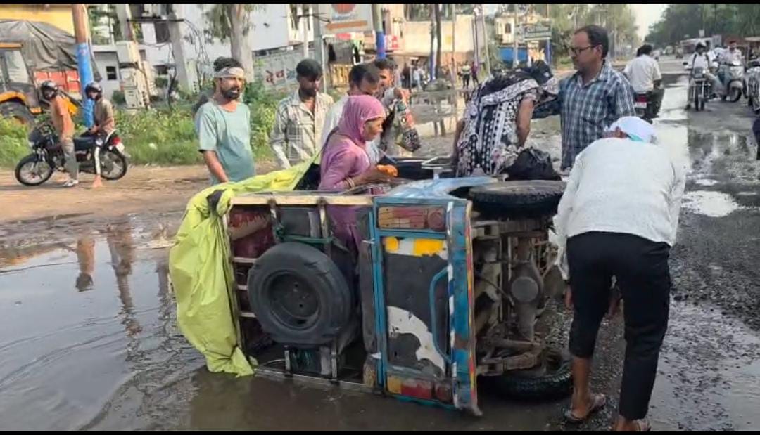 सड़क में गड्ढे या गड्ढों में सड़क, राहगीरों की जान पर बनी आफत