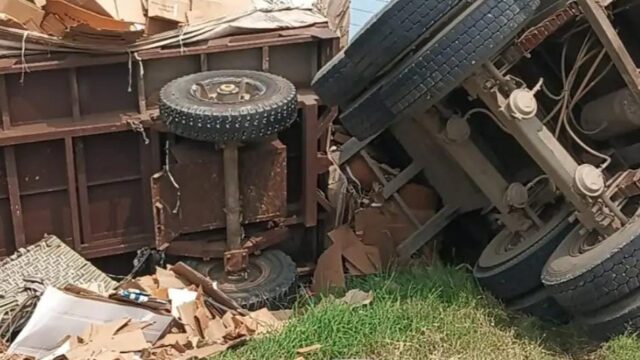 कार को बचाने के प्रयास में बेकाबू कैंटर ने ट्रॉली में मारी टक्कर