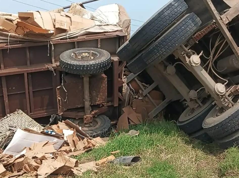 कार को बचाने के प्रयास में बेकाबू कैंटर ने ट्रॉली में मारी टक्कर