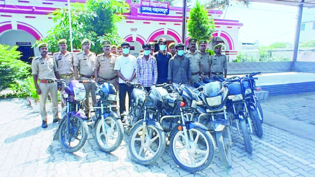 चोरी की आठ बाइकों के साथ वाहन चोर गैंग का पर्दाफाश, चार गिरफ्तार, दो वाहनों की पहचान चेसिस व इंजन नंबर से, धारा बढ़ी