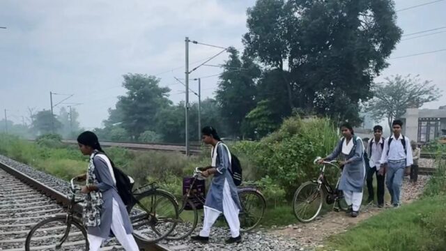 जलभराव से बचने के लिए जान जोखिम में डाल रहे छात्र छात्राएं
