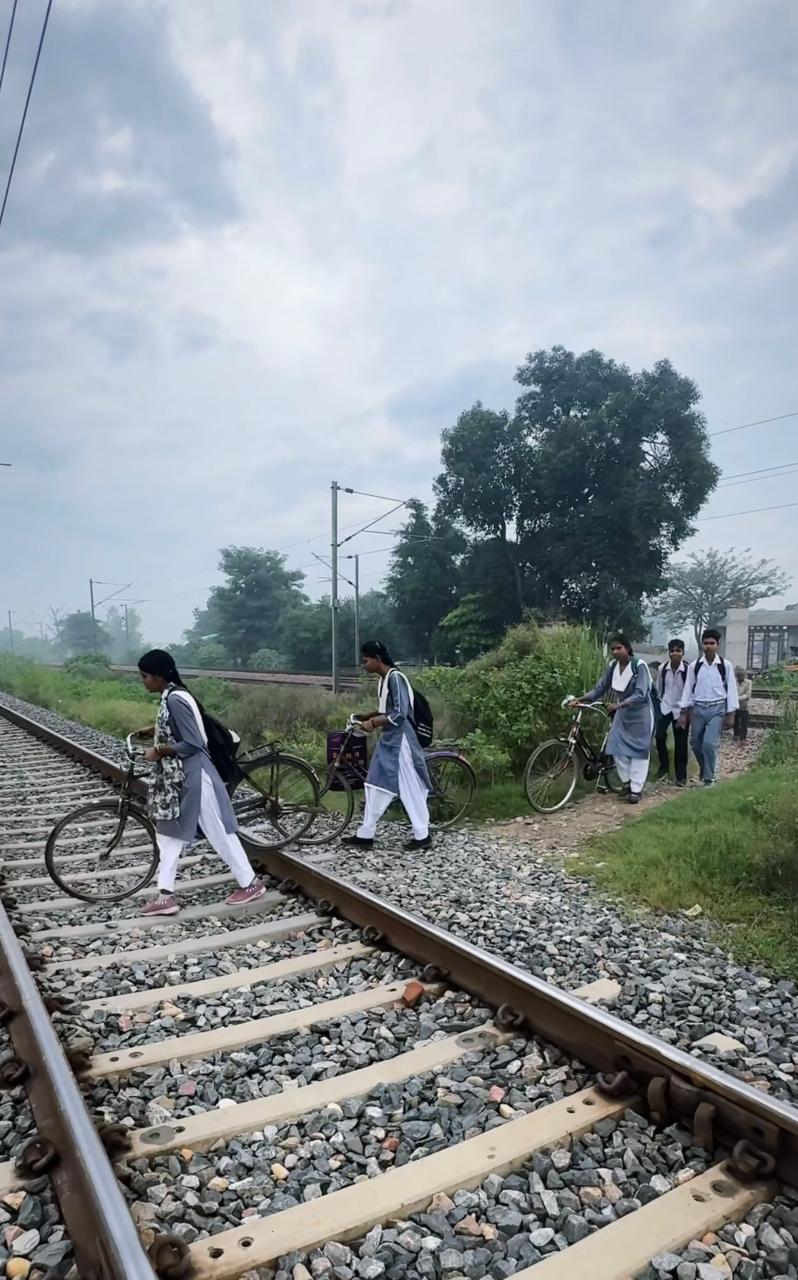 जलभराव से बचने के लिए जान जोखिम में डाल रहे छात्र छात्राएं