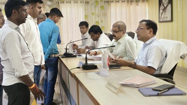 समाधान दिवस में एडीएम ने सुनी समस्याएं