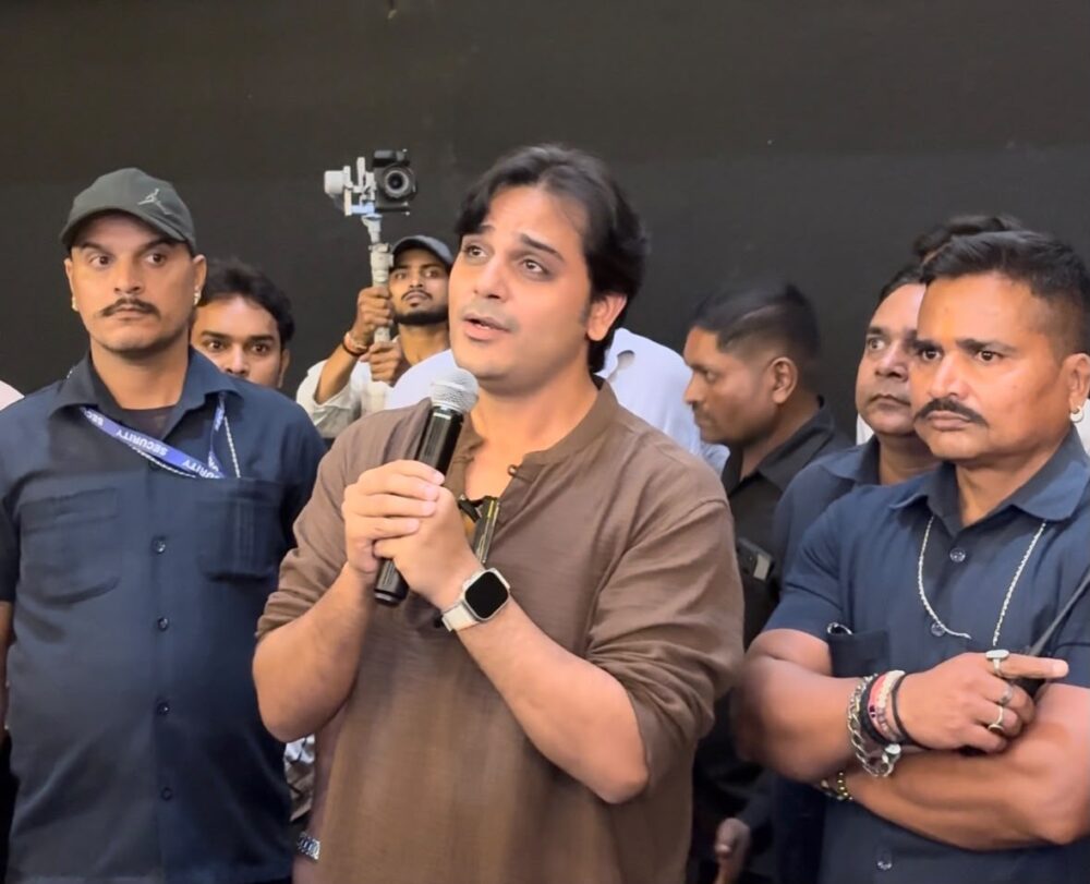 बाबा नीम करौली पर बनी फिल्म के अभिनेता अमित दुबे पहुंचे बाराबंकी