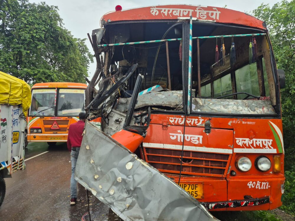 रोडवेज बसों की आमने-सामने भिड़ंत, मासूम की मौत; 13 घायल