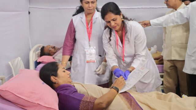 पीएम मोदी के जन्मदिन पर दिल्ली में मेगा ब्लड डोनेशन कैंप, सीएम रेखा गुप्ता ने किया रक्तदान