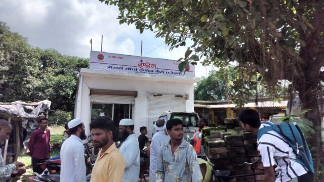 गैस सिलेंडर के लिए महीनों से एजेंसी के चक्कर, उपभोक्ता परेशान