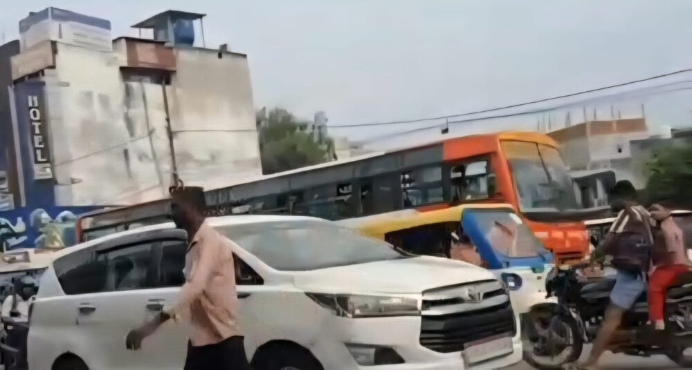 कमता में टैक्सियों व डग्गामार वाहनों का बढ़ता दबदबा