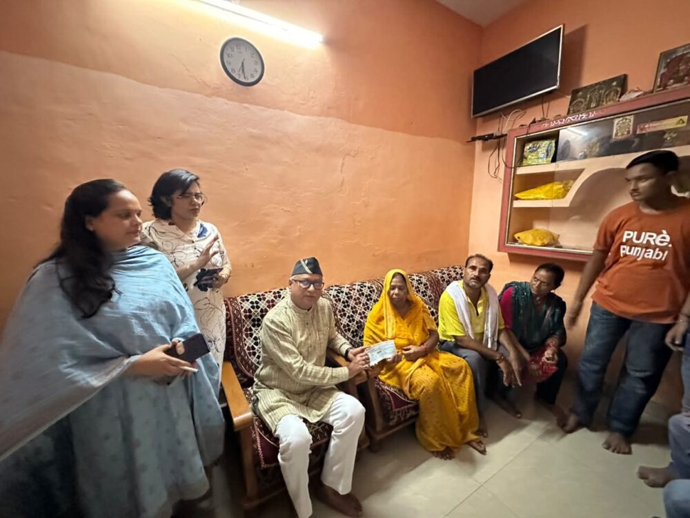 मगन बिहारी हत्याकांड: मृतक की पत्नी को विधायक ने सौंपा दो लाख का चेक