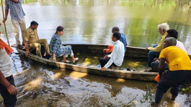 बेहता नाले के उफान से झाऊबेरिया गांव का संपर्क प्रभावित