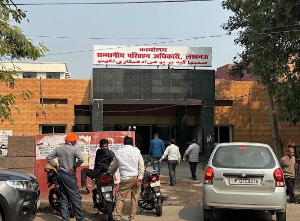 आरटीओ लखनऊ में आरसी को लेकर आवेदक परेशान
