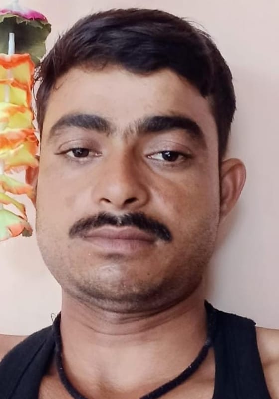 मौरंग के ढेर पर मिला मजदूर का गला रेता शव