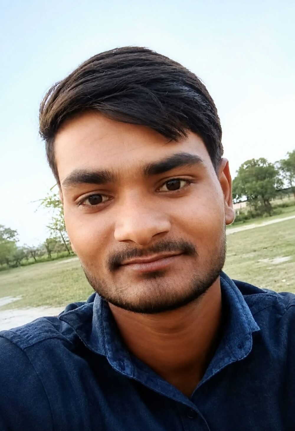 युवक ने ट्रेन के आगे कूदकर दी जान