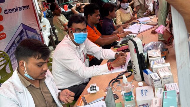 सेहत साथी सेवा शिविर में 305 लोगों का स्वास्थ्य परीक्षण