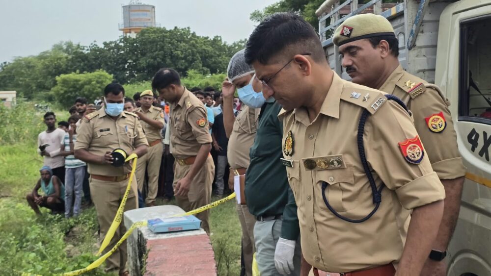 लकड़ी के बक्से में मिला युवक का अर्धनग्न शव