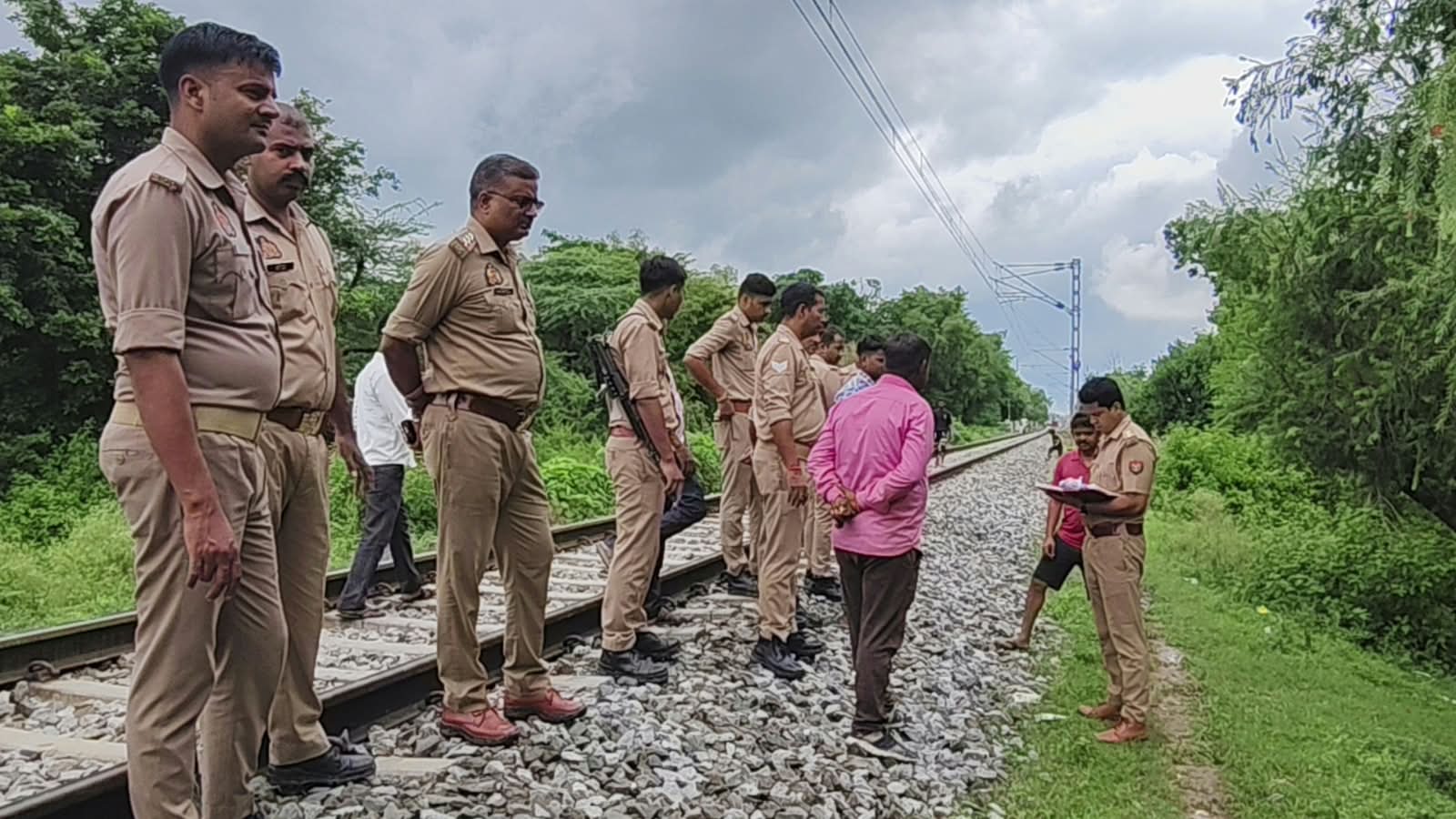 पेड़ से लटका मिला 36 वर्षीय युवक का शव, क्षेत्र में सनसनी