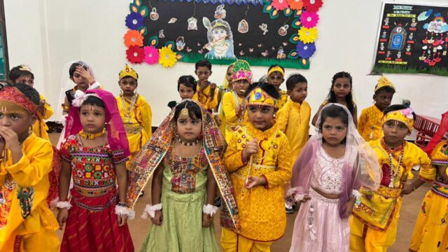 “कृष्णमय हुआ बाबा गुरुकुल एकेडमी, मटकी फोड़ में टैगोर हाउस ने मारी बाजी