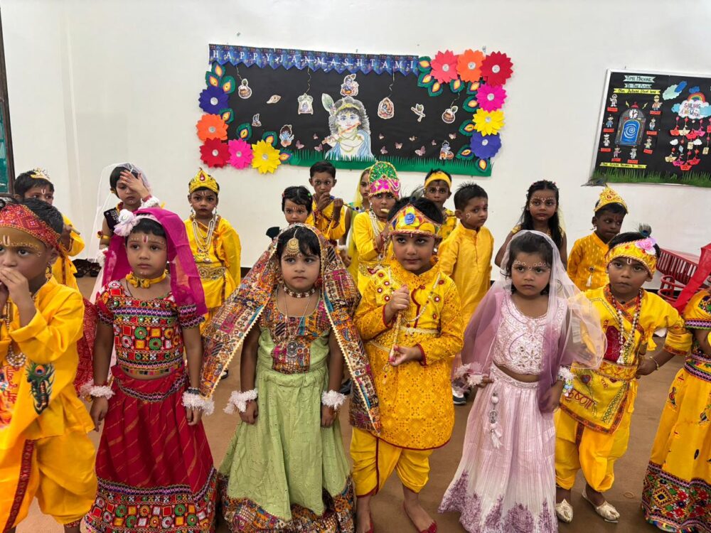 “कृष्णमय हुआ बाबा गुरुकुल एकेडमी, मटकी फोड़ में टैगोर हाउस ने मारी बाजी