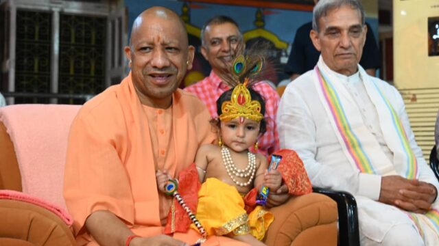गोरखनाथ मंदिर में गूंजा ‘नंद घर आनंद भयो’, सीएम योगी ने झुलाया लड्डू गोपाल