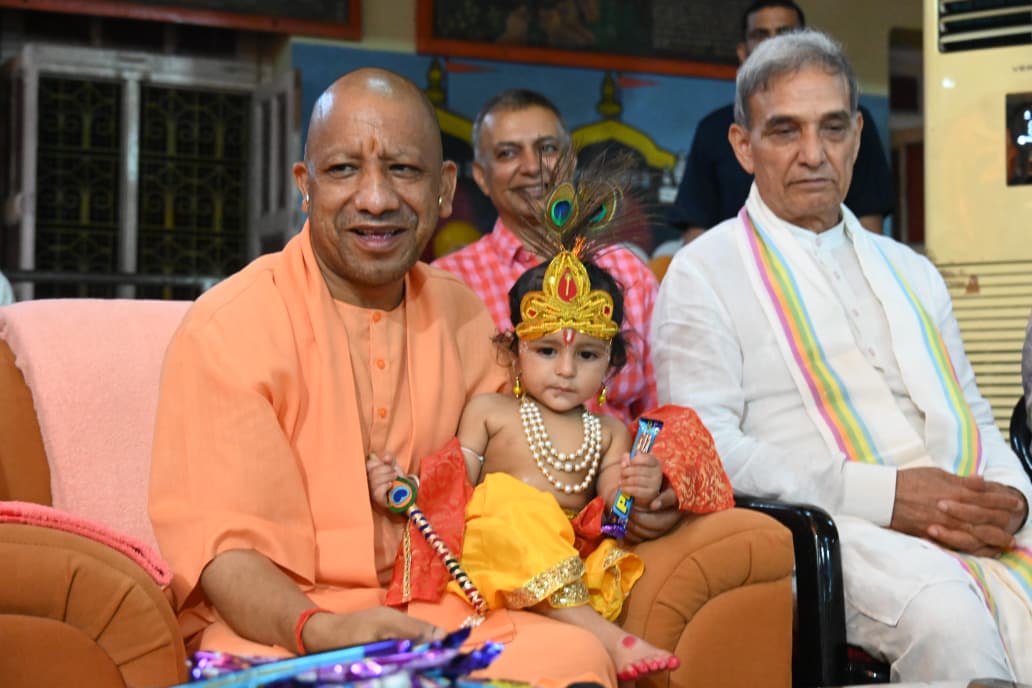 गोरखनाथ मंदिर में गूंजा ‘नंद घर आनंद भयो’, सीएम योगी ने झुलाया लड्डू गोपाल