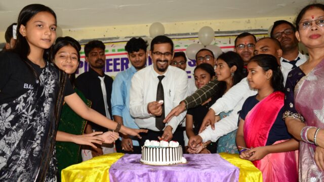 पायनियर पब्लिक स्कूल एण्ड कालेज, बलरामपुर में शिक्षक दिवस धूमधाम से मनाया गया।