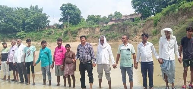 समाजसेवी युगल किशोर शुक्ल के नेतृत्व में सिंकदरबोझी हेंगहा नाला पुल निर्माण एवं सोनडीह गांव की कटान रोकवाने हेतु ग्रामीणों ने किया प्रदर्शन