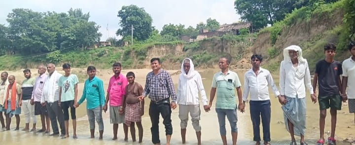 समाजसेवी युगल किशोर शुक्ल के नेतृत्व में सिंकदरबोझी हेंगहा नाला पुल निर्माण एवं सोनडीह गांव की कटान रोकवाने हेतु ग्रामीणों ने किया प्रदर्शन