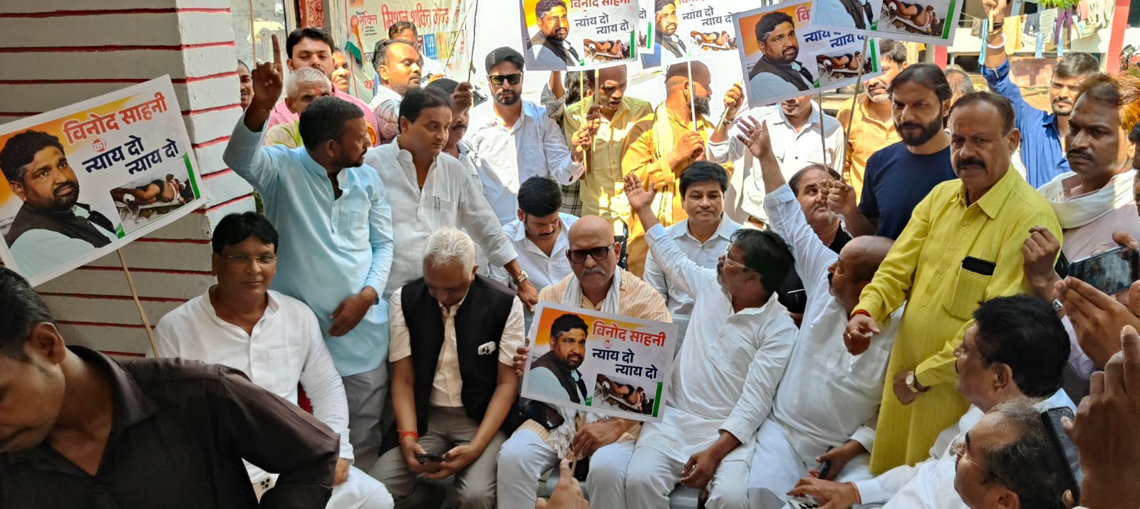 अजय राय की हिरासत से भड़के कांग्रेसी, थाने में गूंजे नारे
