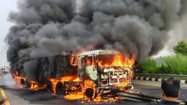 टायर फटने से 18 चक्का ट्रक धू-धूकर जला, एक करोड़ का नुकसान