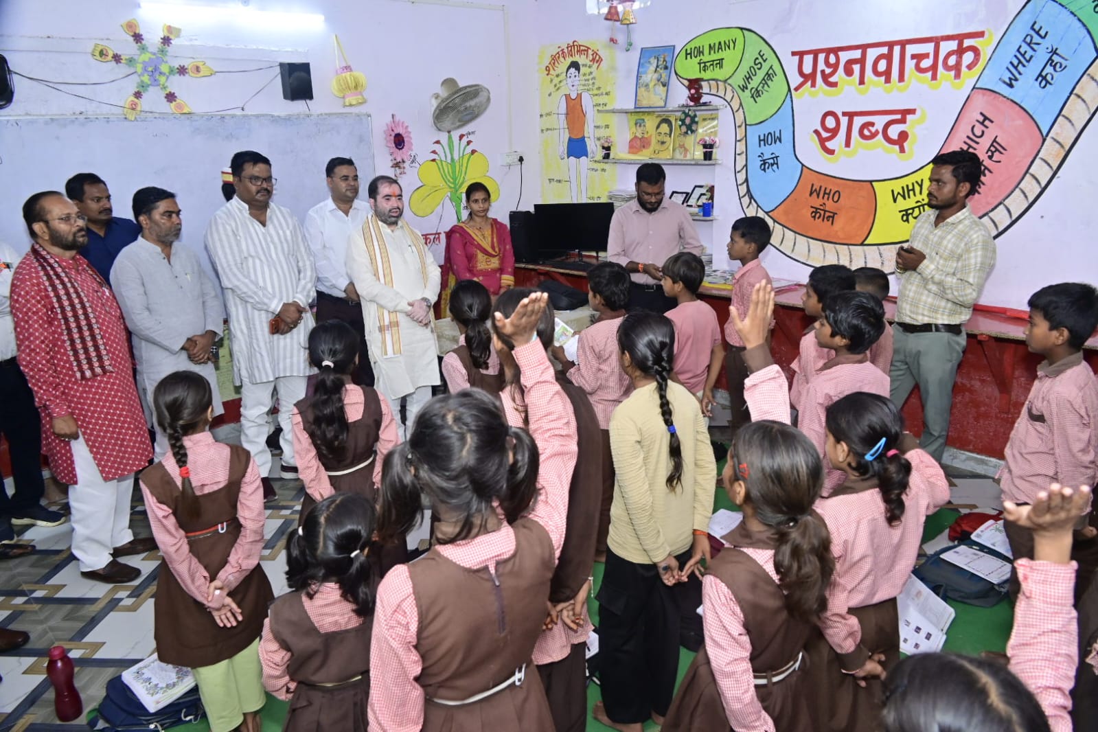प्रभारी मंत्री सतीश शर्मा ने कंपोजिट विद्यालय एवं आंगनबाड़ी केंद्र घुसाह का किया निरीक्षण