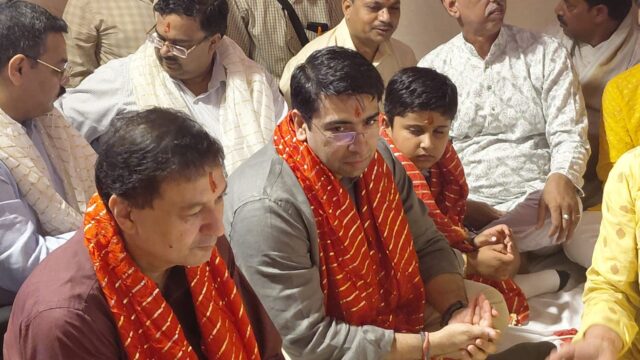 हाथरस में गूंजे जयकारे! श्री दाऊजी महाराज का भव्य महाभिषेक, 56 भोग से सजा दरबार