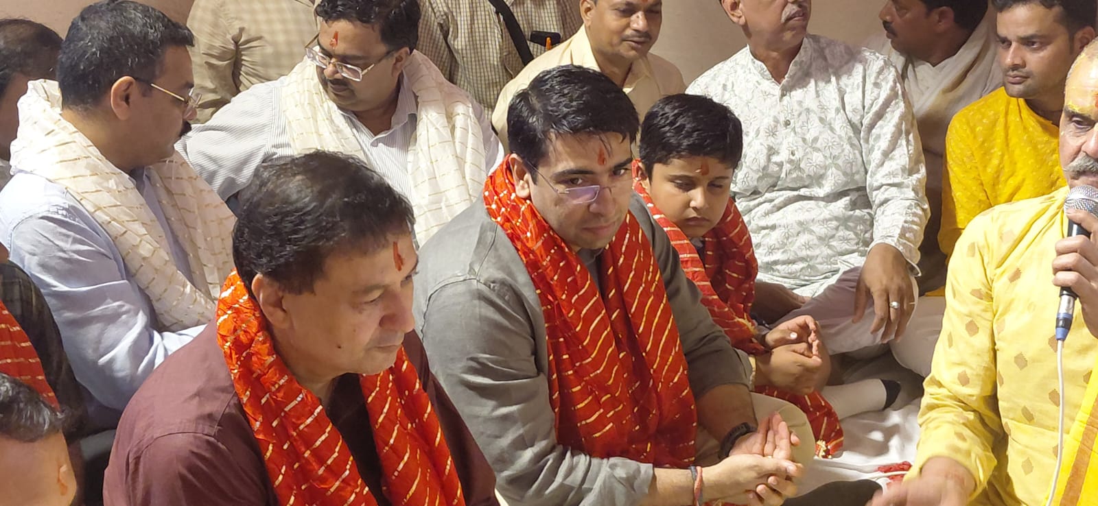 हाथरस में गूंजे जयकारे! श्री दाऊजी महाराज का भव्य महाभिषेक, 56 भोग से सजा दरबार