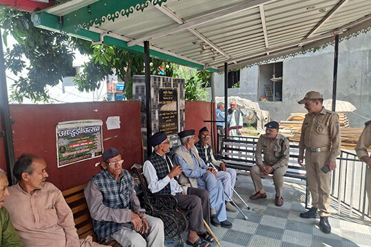 जनपद पुलिस का संवेदनशील अभियान, बुजुर्गों की समस्याएं सुनकर किया संवाद