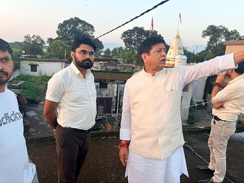 खता रोड पर बिजली के पोल में उतरा करंट, मचा हड़कंप